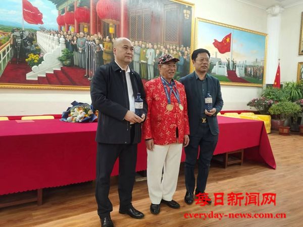 酒厂领导合影.jpg