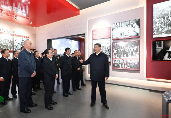 习近平参观新疆维吾尔自治区成立70周年主
