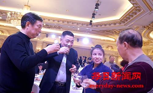 赞助单位敬酒。我。.png